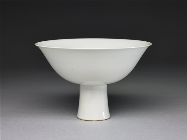 甜白釉高足碗