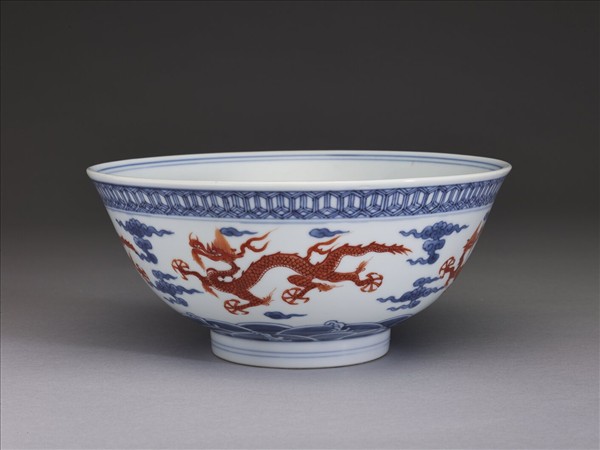 青花紅彩雲龍紋碗