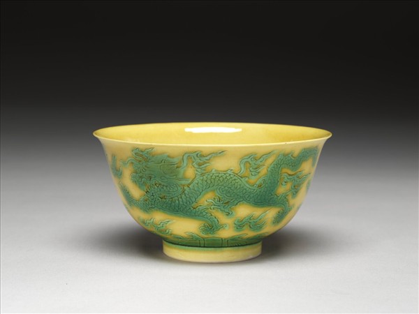 嬌黃釉綠彩龍紋碗