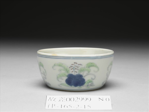 鬥彩花卉紋青花梵文杯