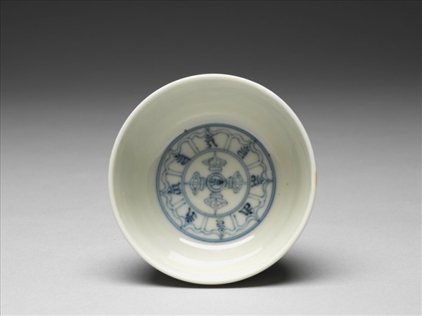 鬥彩花卉紋青花梵文杯