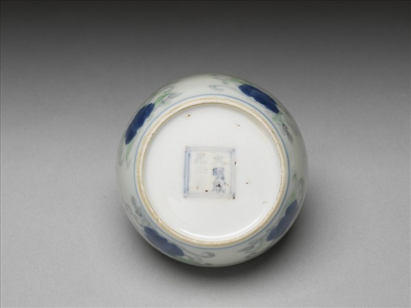 鬥彩花卉紋青花梵文杯