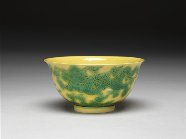 嬌黃釉綠彩龍紋碗