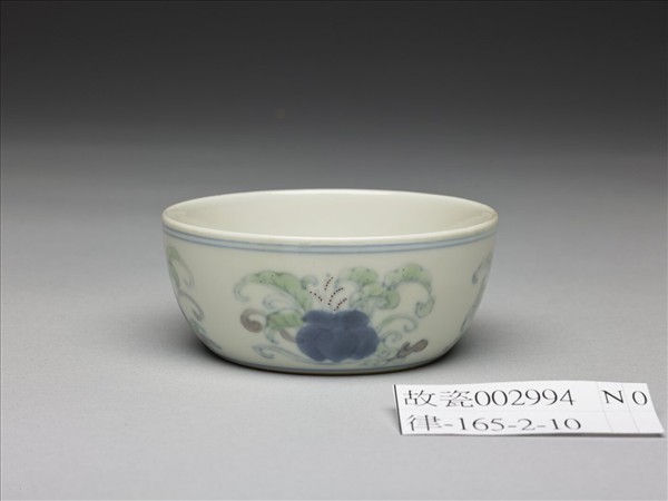 鬥彩花卉紋青花梵文杯