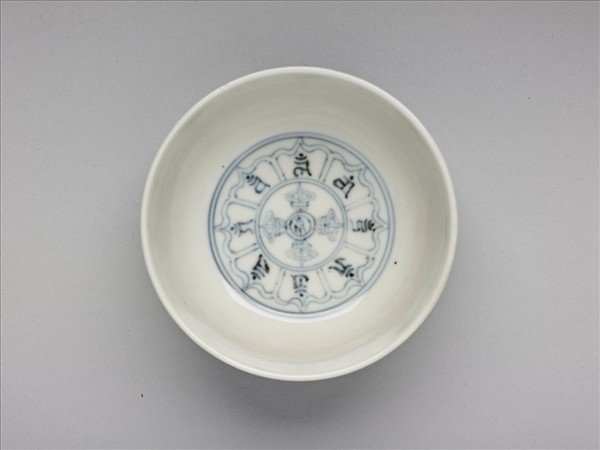 鬥彩花卉紋青花梵文杯