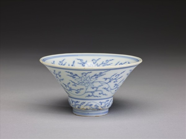 青花番蓮紋杯