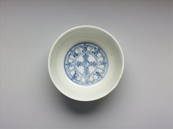 鬥彩花卉紋青花梵文杯