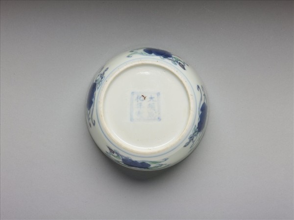 鬥彩花卉紋青花梵文杯