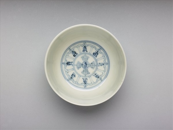 鬥彩花卉紋青花梵文杯