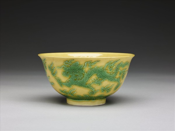 嬌黃釉綠彩龍紋碗