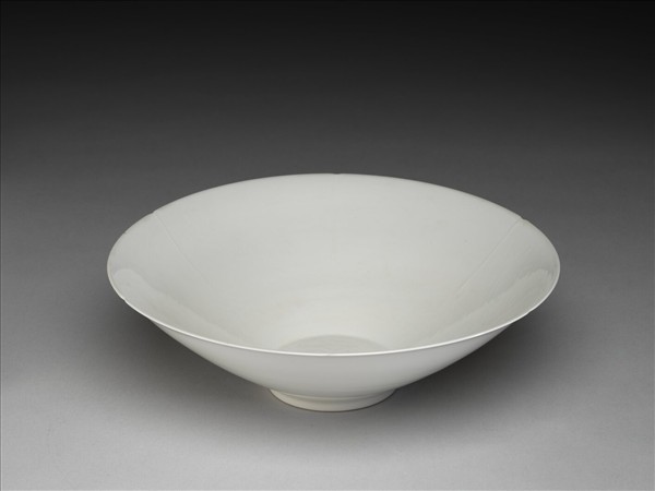 甜白釉龍鳳紋葵瓣口碗