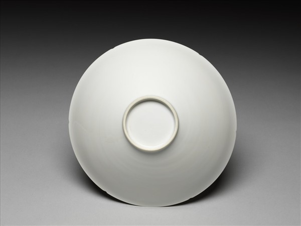 甜白釉龍鳳紋葵瓣口碗