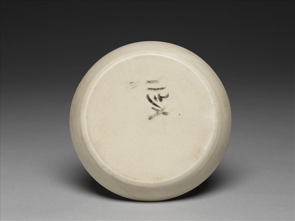 定窯 白瓷劃花花卉紋碟