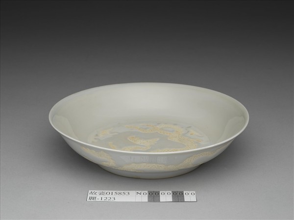 白瓷劃花雲龍紋盤