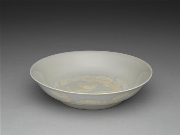 白瓷劃花雲龍紋盤