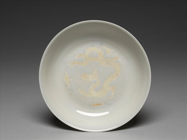 白瓷劃花雲龍紋盤