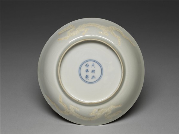 白瓷劃花雲龍紋盤