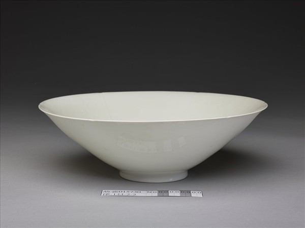 甜白釉龍鳳紋葵瓣口碗