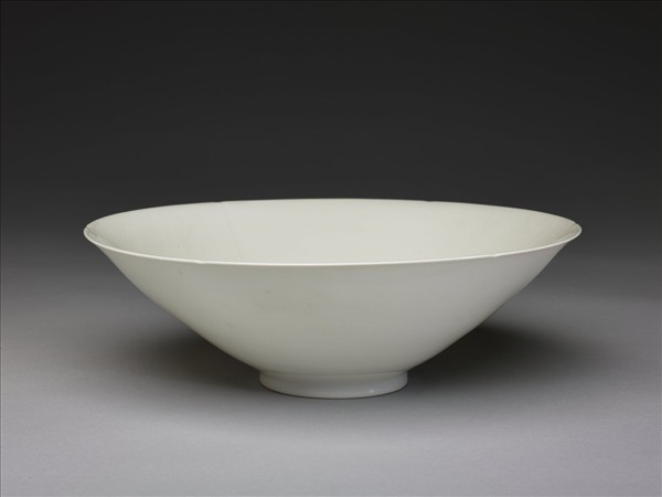 甜白釉龍鳳紋葵瓣口碗