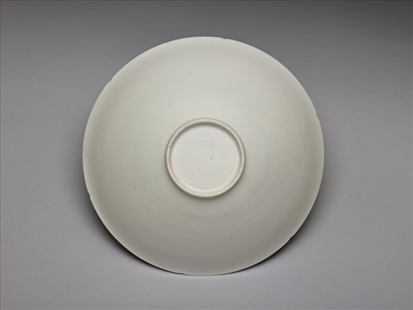 甜白釉龍鳳紋葵瓣口碗