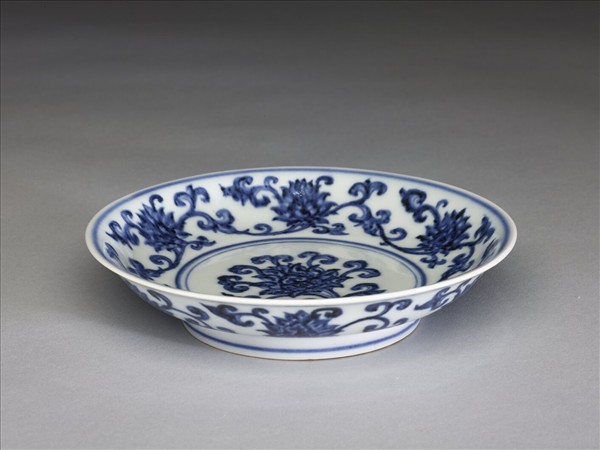 青花轉枝蓮紋碟