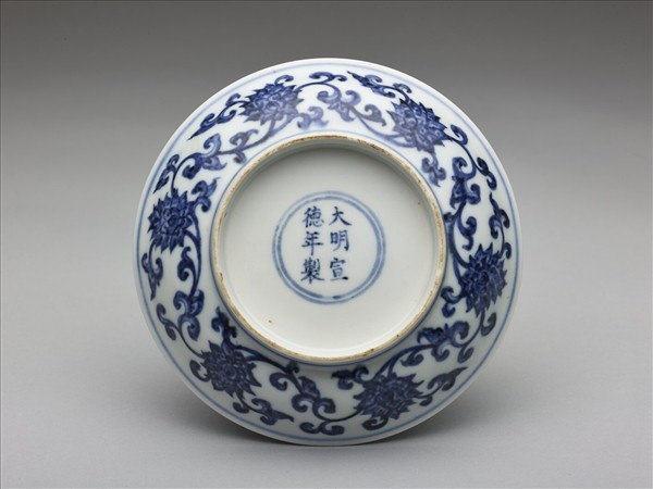 青花轉枝蓮紋碟