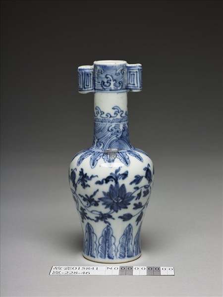 青花纏枝花卉紋貫耳瓶