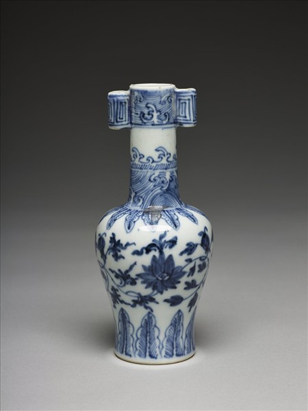 青花纏枝花卉紋貫耳瓶
