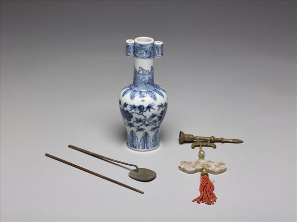 青花纏枝花卉紋貫耳瓶