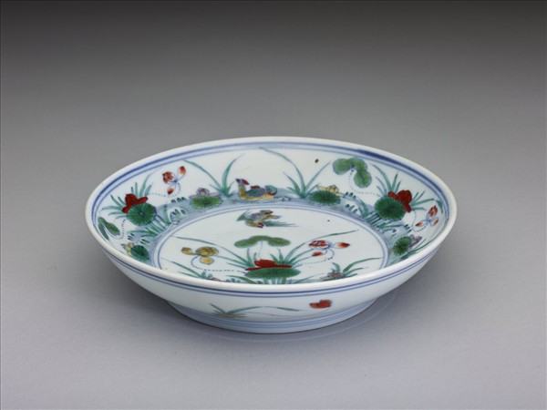 鬥彩蓮塘鴛鴦紋盤