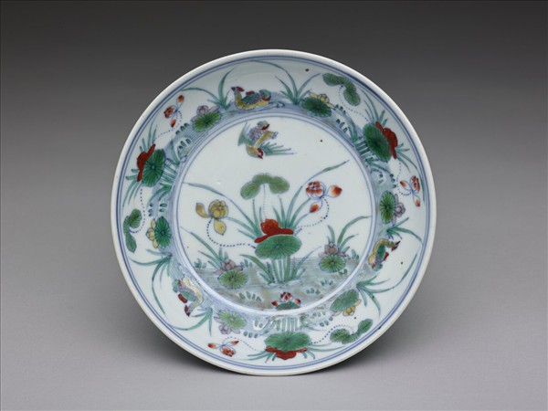 鬥彩蓮塘鴛鴦紋盤