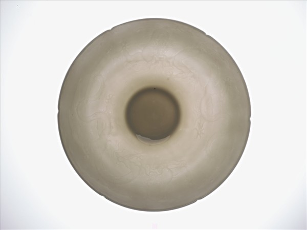 甜白釉雙龍紋葵瓣口碗