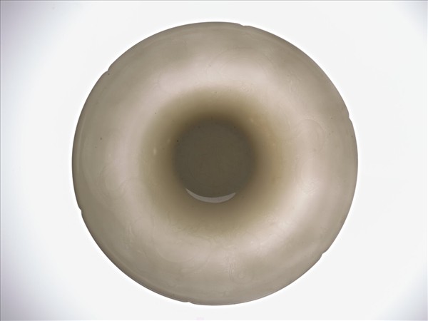 甜白釉雙龍紋葵瓣口碗