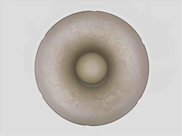 甜白釉五龍紋葵瓣口碗