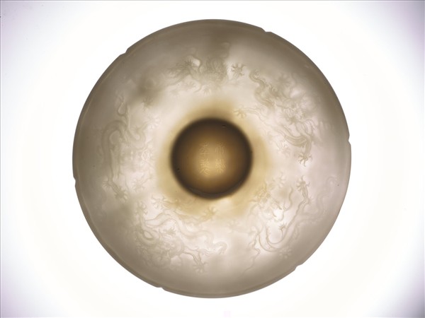 甜白釉五龍紋葵瓣口碗