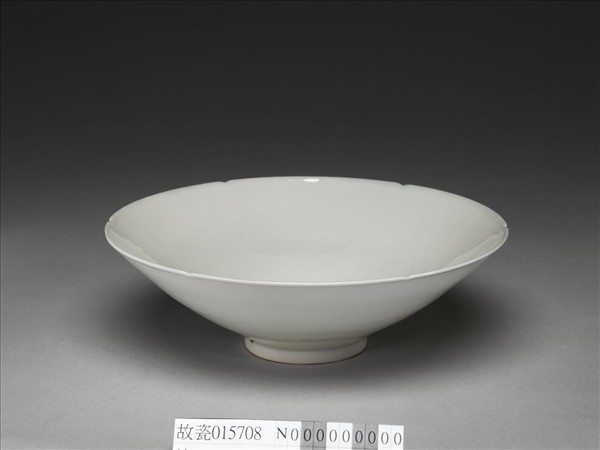 甜白釉雙龍紋葵瓣口碗