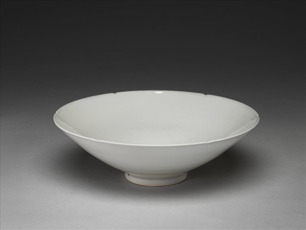 甜白釉雙龍紋葵瓣口碗