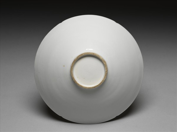 甜白釉雙龍紋葵瓣口碗