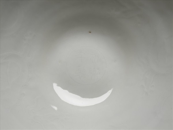 甜白釉雙龍紋葵瓣口碗