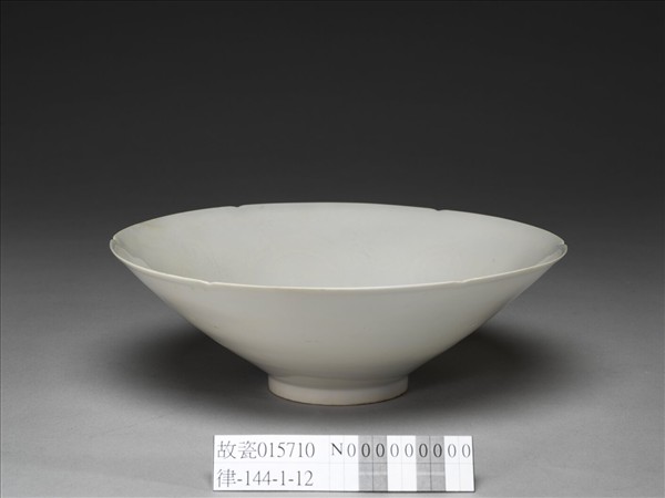 甜白釉雙龍紋葵瓣口碗