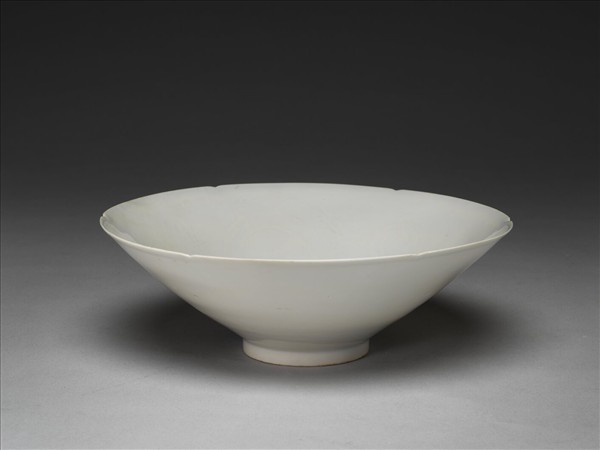 甜白釉雙龍紋葵瓣口碗