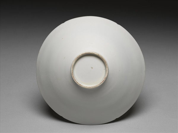 甜白釉雙龍紋葵瓣口碗