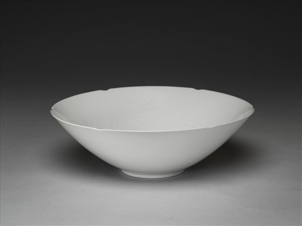 甜白釉五龍紋葵瓣口碗