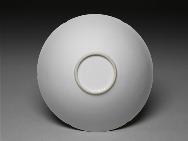 甜白釉五龍紋葵瓣口碗