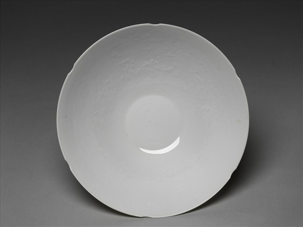 甜白釉五龍紋葵瓣口碗