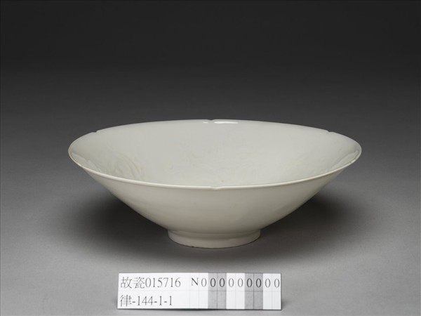 甜白釉五龍紋葵瓣口碗