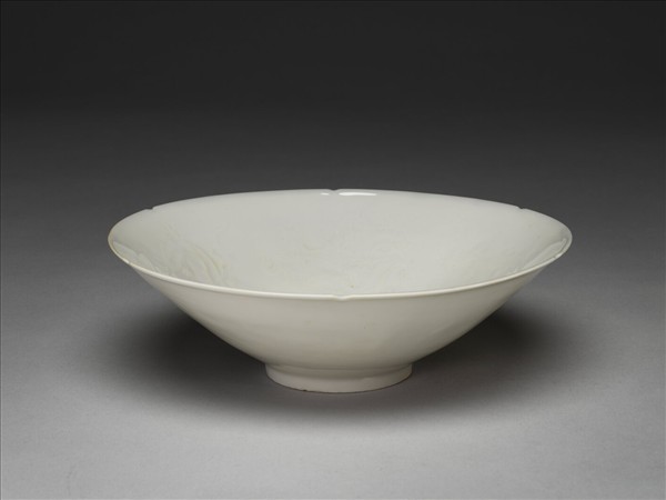 甜白釉五龍紋葵瓣口碗