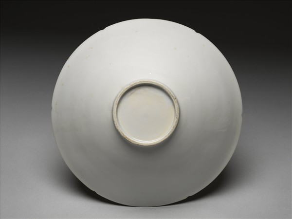 甜白釉五龍紋葵瓣口碗