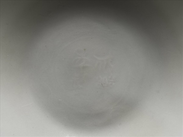 甜白釉雙龍紋葵瓣口碗