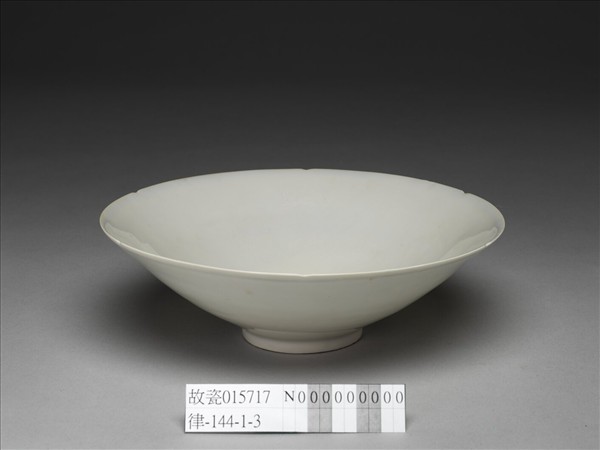 甜白釉雙龍紋葵瓣口碗